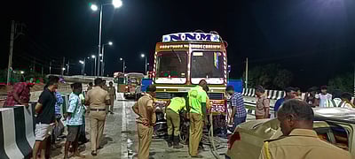 சிதம்பரம் அருகே கார் மீது லாரி மோதி விபத்து: 5 பேர் பலி